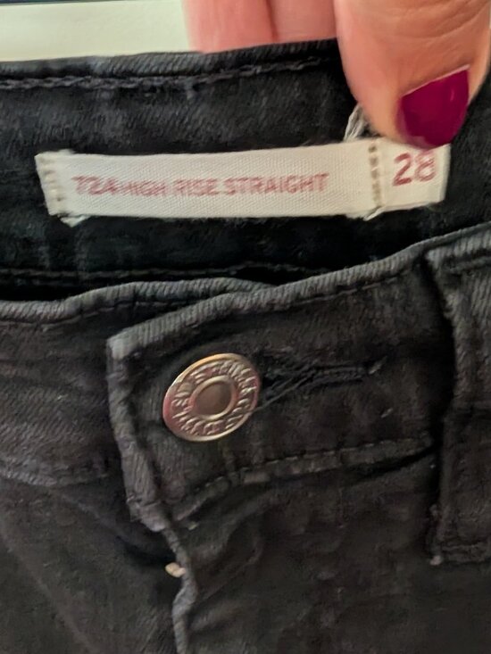 Levi's 724 High Rise Straight Soft Black Jeans Women's 28 Sz 6/S - Picture 6 of 7